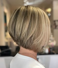 Neat Straight Inverted Bob For Straight Hair Bob Inversat, Tuns Bob Lung, Stacked Haircut, Short Stacked Haircuts, Short Stacked Hair, Short Stacked Bob Haircuts