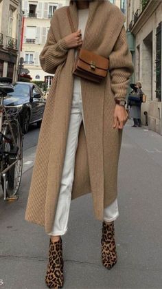 10 Outfits cómodos de otoño para ir a la oficina - Mujer de 10 Leopard Boots, Camel Coat, Brown Coat, Winter Mode, Looks Chic, Inspired Outfits, Casual Winter Outfits, Cool Street Fashion