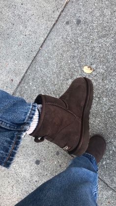 Winter Shoes For Women Aesthetic, Dark Brown Mini Uggs Outfit, Autumn Shoes Aesthetic, Burnt Cedar Uggs Outfit, Ugg Mini 2, Dark Brown Uggs Outfit, Uggs Styled, Uggs Mini, Mantel Beam