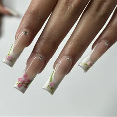 French Tip Nails With Floral Design, French Tip With Floral Design, Y2k Nails Flowers, Dominican Nail Designs, Ethereal Nails Square, Aesthetic Nails 2024, No Charm Nails, Cool Nail Inspo Square, Besame Mucho Nails