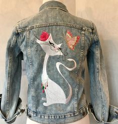 Diy Jacket Refashion, Diy Jean Jacket Ideas, Denim Jacket Embroidery, Kids Denim Jacket, Upcycled Denim Jacket, Diy Denim Jacket, Embellished Denim Jacket, Embellished Clothing, Blue Jeans Crafts