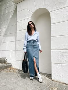 Denim Skirt Samba Outfit, Denim Midi Skirt Outfit Autumn, Midi Jean Skirt Outfits Fall, Styling Denim Skirt, Outfits With Denim Skirt, Denim Midi Skirt Outfit, Capsule Wardrobe Casual, Samba Outfit, European Outfit