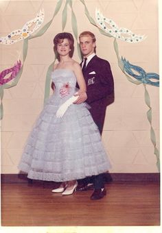 Prom Songs, 1950s Prom, 1950s Prom Dress, 50s Prom, Zombie Prom, To My Father, Vintage Couples, Vintage Prom, Prom Queens