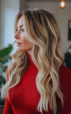 Side view of long blonde balayage hair with soft waves and face-framing highlights. Blonde Balayage 2024 Trends, Blonde Balayage Fall 2024, Blonde Trends Fall 2024, Blonde Spring 2024, Blond Hair Fall 2024, Soft Blonde Hair