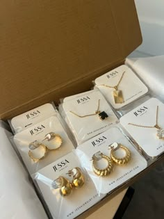 Gold jewelry, everyday jewelry, ootd fashion Jewelry Display Set, Jewerly Packaging Creative, Gold Jewelry Packaging, Jewelry Business Names Ideas, Handmade Jewelry Packaging, Jewellery Small Business, Jewelry Packaging Ideas, Everyday Gold Jewelry, Jewelry Marketing