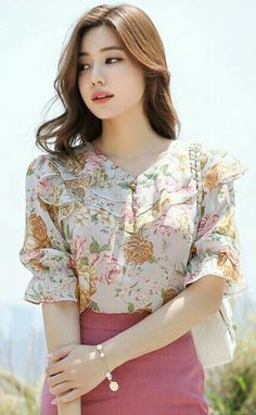 Chiffon Blouses Designs, Blouse Elegant, Women Blouses Fashion, Fashion Tops Blouse, Elegant Feminine, Sleeves Designs For Dresses, Fancy Blouses, Flower Rose