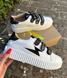 Détails produit chaussure - Baskets en similicuir blanc- Découpe en forme d'éclair en suédine noire- Scratchs et patch arrière en suédine noire imprimé zèbre argent métallisé- Bout rond- Semelle creepers blanche Hauteur du talon : 4 cmHauteur de la plateforme : 3 cmHauteur de la tige : 6 cmCe modèle taille normalement, prenez votre pointure habituelle. Pour les demi-pointures, préférez la taille du dessus. Tige / extérieur : Synthétique, TissuDoublure : TissuSemelle intérieure : TissuSemelle ext Vanessa Wu, Air Force Ones, Creepers, Air Force, Baskets, Ootd, Zara, Adidas, Nike