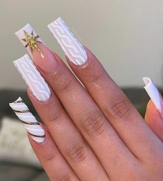 Custom made, turn around time is 2-3 business days.  Can switch colors if wanted.  SIZES MUST BE SENT AFTER PURCHASE Includes:  10 nails Unfortunately, returns and refunds are not accepted due to nails being custom made. Nail Art Noel, Festive Nail Art, Cute Christmas Nails, Snowflake Nails, Holiday Nail Art, Christmas Nails Acrylic