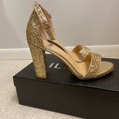 Size 8 Glitter Gold Heels. Very Comfortable And Perfect For A Dance. Black Hoco Dress Gold Heels, Heels Gold Glitter, Black And Gold Shoes High Heels, Gold Thick Heels, Gold Quinceanera Heels, Quince Heels Gold, Gold Glitter High Heels, Heels For Quinceanera, Gold Closed Toe Heels