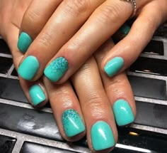 Teal Nails Dip Powder, Nail Designs Teal Turquoise, Teal Manicure Ideas, August Nails Colors 2024, Turquoise Sparkle Nails, Turquoise Dip Nails, Teal Dip Powder Nails, Teal Dip Nails, Nail Ideas Turquoise