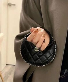 Tas Channel, Chanel Bag 2023, Fendi Bucket Bag, Chanel Bag Outfit, Fendi Bucket, Beer Outfit, Fashionable Work Outfit, Photography Bags, Luxury Bags Collection