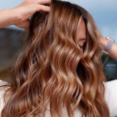 Creamy Highlights, Caramel Blonde Hair Color, Caramel Blonde Hair, Honey Brown Hair, Hair Color Caramel, Caramel Blonde, Wella Hair, Caramel Hair, Dirty Blonde Hair