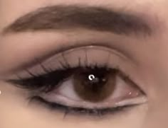 Light Dark Makeup Looks, Down Turned Eyeliner Wing, Man Eater Make Up, Edgy Makeup Looks Grunge, Margaret Core, Real Grunge 90s, Makeup Brown Skin, Bottom Eyeliner, Double Winged Eyeliner