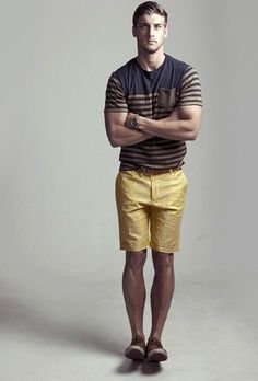 Love that shirt Men Modeling, Gym Poses, Casual Couture, Play Clothes, Italian Holiday, Men's Journal, Casual Dressing, Mens Summer Outfits, Man Style