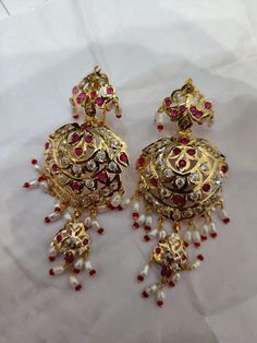 Jadau Set, Punjabi Jewellery, Pearl Earrings Designs, Wedding Jewellery Designs, Bridal Jewelry Sets Brides, Wedding Jewelery, Gold Galaxy, Indian Wedding Jewelry Sets