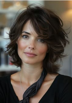 Haircut Women Over 50, Women's Short Haircuts, Haircuts For Medium Length Hair, Chin Length Hair, Medium Curly Hair Styles, Hair Techniques, Blending Gray Hair, Professional Tips, Short Wavy Hair