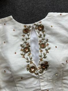 Product Descriptions : Half white silk blouse comes with intricate heavy floral motif hand work for back & tikki work all over the blouse as shown View this post on Instagram A post shared by Handcrafted Sarees by Shobana Nithin (@threadslabel_india) Intricate Blouse Design, Blouse Handwork, Girls Saree, Worked Blouse, Handwork Blouse, Ready Made Blouse, Saree Fancy, Sarees For Girls, White Silk Blouse