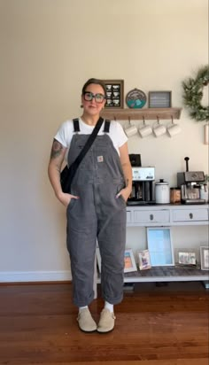 Boston clogs, carhartt, baggu crescent bag Overalls Outfit Carhartt, Carhartt Dungarees Outfit, Barrel Overalls Outfit, Wool Clogs Outfit, Style Boston Clogs, Carhartt Overalls Women Outfit, Crescent Bag Outfit, Baggu Crescent Bag Outfit, Carhartt Overalls Women