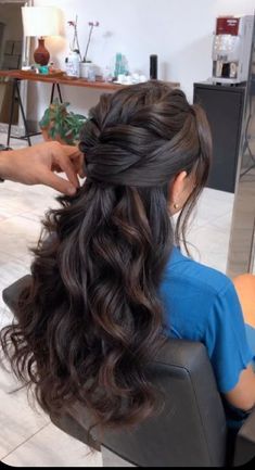 Enchanting Hairstyles, Reception Hairstyles, Sanggul Modern, Layer Hair, Hair Style On Saree, Engagement Hairstyles, Traditional Hairstyle, Ladies Hair, Bridal Hair Buns