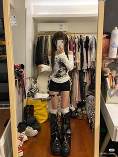 小红书 : Liiyfang Casual Outfits Japanese, Y3k Outfits, Clothing Designs, 가을 패션, Edgy Outfits, Mode Vintage, Facebook Group