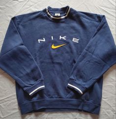 Rare Nike 💙 Pull Vintage Nike, Sweatshirt Ootd, Nike 90s Vintage, Shirt Reference, Old Nike, Vintage Nike Shirt, Old Nikes