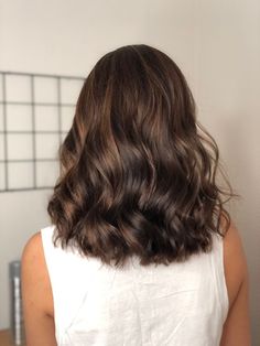 Mid Length Hairstyles Brown Hair, Light Brown Balayage Wavy Hair, Wavy Brunette Hair Medium, Medium Solid Brown Hair, Loose Curls Medium Length Hair Brown, Short Hair Inspo For Oval Face, Medium Length Haircut Fine Wavy Hair, How To Put Up Shoulder Length Hair, Natural Highlights For Brown Hair Short