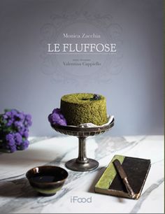 the cover of le flufffoose by monna zucchini, featuring a green cake on a pedestal