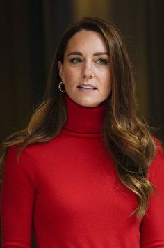 The Princess of Wales chose a monochrome red look for Action on addiction event. The Princess of Wals wore Polo Ralph Lauren Sweater with Christopher Kane skit, Ralph Lauren pumps, DeMillier London bag and ASOS DESIGN earrings. Style Kate Middleton, Duchesse Kate, Catherine Princess Of Wales, Looks Kate Middleton, Duchesse Catherine, Kate Middleton Pictures, Princess Katherine, Royal Portraits