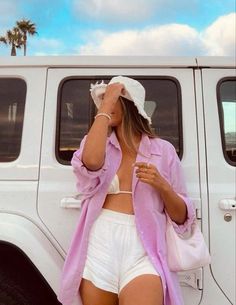 Pink Shirt Beach Outfit, White Beach Outfit Aesthetic, Shorts And Swimsuit Outfit, Beach Outfit Street Styles, Boat Beach Outfit, Beach Outfit 2023 Women, Aesthetic Pool Outfit, Beach Barbie Aesthetic Outfits, Summer Outfits Austin Texas