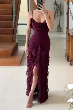 Modern Long Dress Formal, Night Out Outfit Clubwear Jeans, Prom Dresses Bodycon, Elegant Dresses For Wedding Guest, Prom Dress Burgundy, Prom Dress Inspiration, Evening Gowns Elegant, Ball Gowns Evening, Formal Party Dress