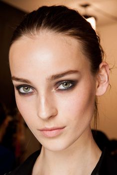 Diane von Furstenberg Fall 2015 Ready-to-Wear Fashion Show Beauty Classic Makeup Looks, Brown Smokey, Classic Makeup, Smokey Eye For Brown Eyes, Nude Lips, Show Beauty, Runway Makeup, Stunning Makeup, Edgy Makeup