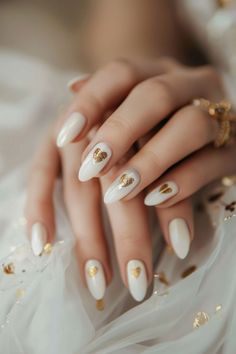 We've been keeping an eye out and found some fabulous bridal manicures that are perfect for the modern bride. Whether you love a bit of sparkle or prefer something more subtle yet stylish or you are looking for hand and nail care tips, there's something here for everyone. Get ready to be inspired by these trendy and beautiful wedding bridal nail art designs! Gold Wedding Nails, Nail Designs For Brides, Blue Wedding Nails, Light Blue Nail Designs, Wedding Nail Designs