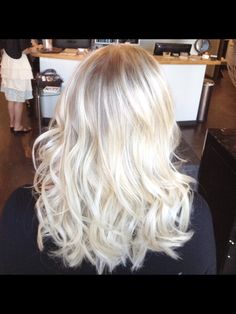 Bombshell blonde platinum blonde hair by Sami Schneider Marilyn Monroe Bombshell Blonde, Blonde Platinum, Bombshell Hair, Hair Curls, Platinum Hair, Hair Color Dark, Platinum Blonde