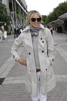 Elle MacPherson casual chic in trench coat & white jeans #StreetStyle Trenchcoat Outfit, Trenchcoat Style, Mode Mantel, Quoi Porter, Elle Macpherson, Trench Coat Style, Lady Bird, Coat Fashion