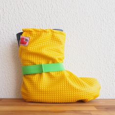 Umweltfreundliche Schuhschöschen galoshes bestehen aus gelben Kunststoffen und grünen Qualitätselastikbändern. Wiederverwendbare Schuhschützer sind sowohl für Erwachsene als auch für Kinder geeignet. Overshoes' Größen sind von 18-38cm(7-15 Zoll) was 27-41 EU Größe bedeutet und kann auf Wunsch beliebig groß genäht werden. Sie tragen die Galoshes leicht wie übergroße Socken. Es ist eine praktische Möglichkeit, diese waschbaren Schuhbezüge über schlammigen Stiefeln zu tragen. Es ist einfacher, Galo Oversized Socks, Dog In Nature, Rain Clothes, Muddy Boots, Rain Accessories, Shoes Boot, Car Shoe, Shoe Insoles, Shoe Covers