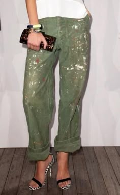 Actually, quite a number of things - but paint splattered field pants is definately one of them. Jenna Lyons, New York Spring, Jeans Diy, Camo Pants, Green Pants, Look Chic, Outfits Casuales