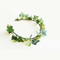 Leaf Crown Aesthetic, Forest Fairy Crown Diy, Fake Flower Garland, Gay Halloween Costumes, Ivy Wedding, Ivy Flower, Poison Ivy Costumes, Diy Leaves, Leaf Crown