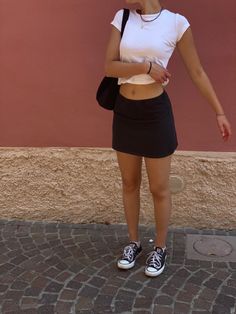 Short Black Skirt Outfit Summer, Converse Black Outfit, Black Short Skirt Outfit, Chucks Outfit, Converse Outfit Summer, Black Skirt Outfit Summer