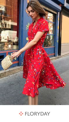 Floral short sleeve midi X-line dress, floral dress, stunning, fashionable. Dress For Summer, Plus Size Vintage, 인물 사진, Mode Inspiration, Spring Summer Outfits, Mole, Street Styles, Parisian Style, Red Floral