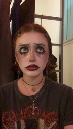 90s Makeup Alternative, Wierd Makeup Ideas, 80s Vampire Makeup, Horror Makeup Halloween, Clown Makeup Horror, Spooky Makeup Ideas, Clown Eyebrows, Clown Make Up Aesthetic, 1920s Clown Makeup