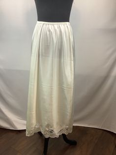 Classic Spring Wedding Bottoms, Classic Wedding Bottoms For Spring, Formal Full-length White Skirt, Formal Full Length White Skirt, Formal Long Cream Skirt, Cream Skirt For Daywear, Vintage Bottoms For Summer Wedding, Vintage Fitted Wedding Bottoms, Vintage White Lined Skirt