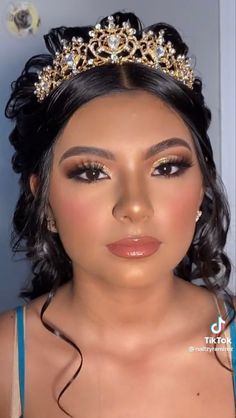 Gold 15 Makeup, Quinceanera Gold Makeup, Red Quince Theme Makeup, Makeup Hoco Ideas, Makeup Ideas For Quinceanera Red, Quincera Makeup Natural, Quince Natural Makeup Looks, Gold Makeup For Quinceanera, Quince Champagne Makeup