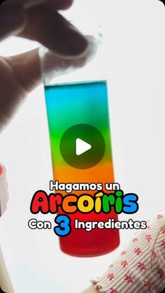 a person holding a glass with liquid in it and the caption hagonos un arcoriss con 3 ingredientes