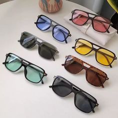 Frames For Round Faces, Early 2000 Fashion, Casual Sporty Outfits, 70s Sunglasses, Concert Fashion, Stylish Glasses