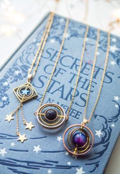 If you like astronomy, galaxies and outer space, this spinning necklace is the perfect accessory for you. This beautiful piece is made with 3 gold plated brass, elegantly placed one inside the other to create a pendant inspired by the planetary galactic orbits. The inner bead is handmade with a graceful mixture of resin and glitter, imitating the tones of the galaxies of outer space. You can spin the planet necklace! It's truly satisfying and entertaining to spin while you're wearing it! It's al Astral Jewelry, Astronomy Necklace, Nebula Necklace, Spinning Necklace, Shooting Star Necklace, Lava Jewelry, Space Necklace, Galaxy Jewelry, Galaxy Necklace