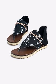 Shoes For Women Boots, Halloween Clothes, Skull Style, Plaid And Leopard, Beach Color, Womens Sandals Summer, Black Skull, Skull Fashion, Floral Shoes