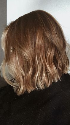 Subtle Blonde Highlights Short Hair, Brown With Blonde Highlights Bob, Blonde Baylage Hair On Brown Hair Short, Short Bronze Hair, Golden Bob Hair, Balayage Hair Beige, Caramel Brown Bob, Golden Brown Hair Short, Honey Brown Hair Bob