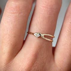 Asymmetrical gold ring with split band centered around a star-set diamond, resembling a shooting star for a unique and celestial design. Funky Gold Ring, Shooting Star Ring, Korean Engagement Ring, Cool Engagement Rings, Stoneless Engagement Ring, Colorful Engagement Rings, Ring Placement, Unconventional Wedding Rings, Organic Jewelry Design