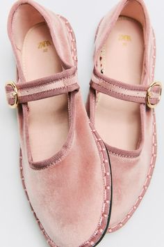 VELVET BALLET FLATS Ballet Flats 2024, Pink Ballet Flats Outfit, Shoes With Bows, Velvet Ballet Flats, Aesthetic Romance, Blazers Shoes, Velvet Flats, Shoe Wishlist, Velvet Shoes