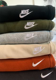 Crewneck Outfit Ideas, Nike Vintage Crewneck, Nike Vintage Sweatshirt, Sweat Suits Outfits, Crewneck Outfit, Love Fitness Apparel, Outfit Ideas Vintage, Beige Crewneck, Nike Crewneck Sweatshirt